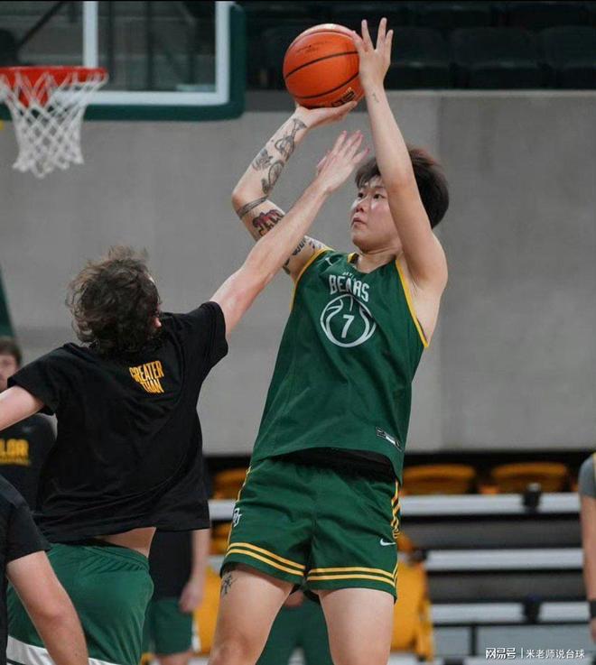 篮球赛场：年轻球员实力爆发，成为关键人物(篮球青年队年龄多大)