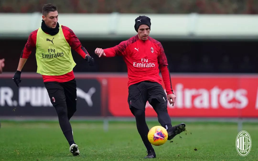 包含飞翼大将创造帽子戏法，带队晋级的词条